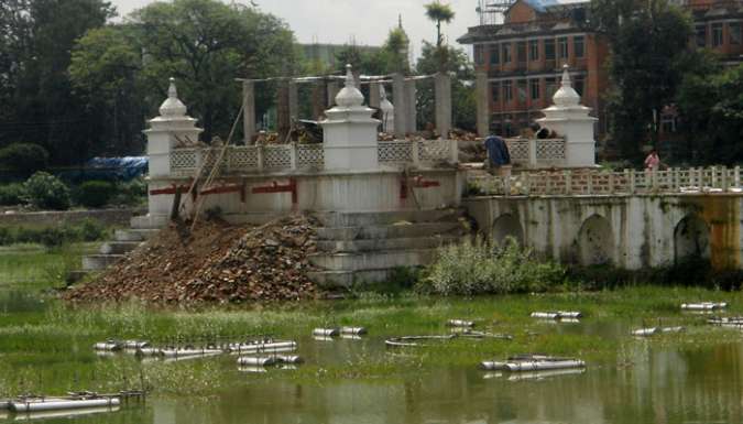 रानीपोखरीको बालगोपालेश्वर मन्दिर पुनःनिर्माण गर्दै
