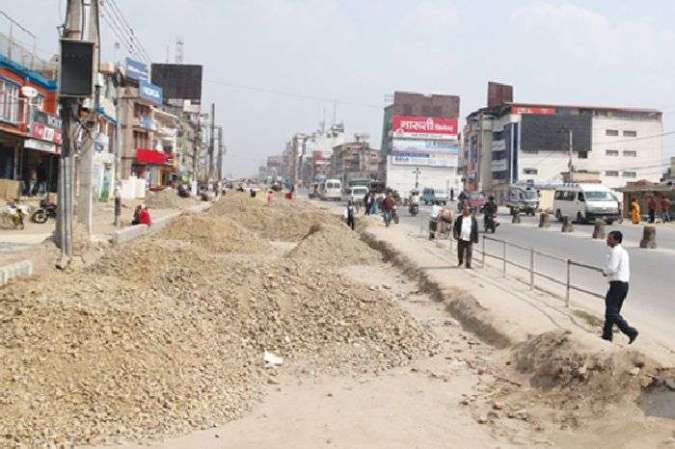 दसैंसम्म पिच नभए चाबहिल–साँखु सडककाे  ठेक्का तोडिने