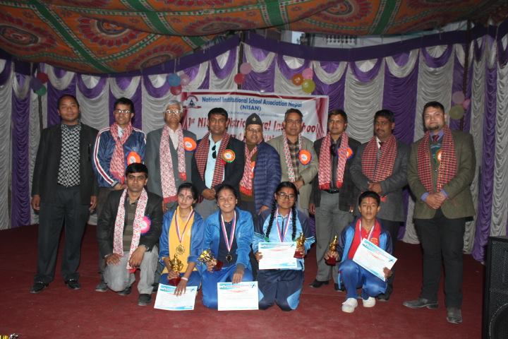 जिल्ला स्तरीय निबन्ध प्रतियोगिताको उपाधी  चार्ल्स  डार्विन र पायोनियर स्कुललाई काठमाडौं लाइ