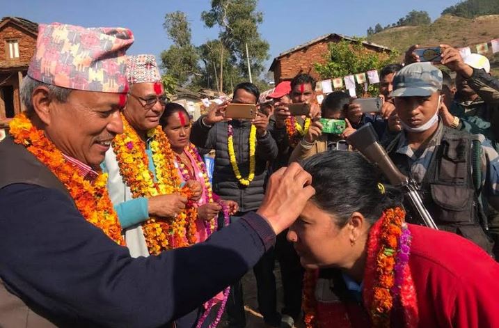 सभापती देउवा अछाम पुगेकै दिन ,नेपाल महिला संघकी केन्द्रिय सदस्य भुजेल एमाले प्रबेश