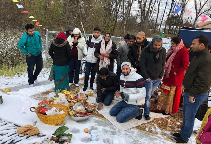 सात समुद्र पारी बरफ जमेको पानीमा मनाइयो छठ