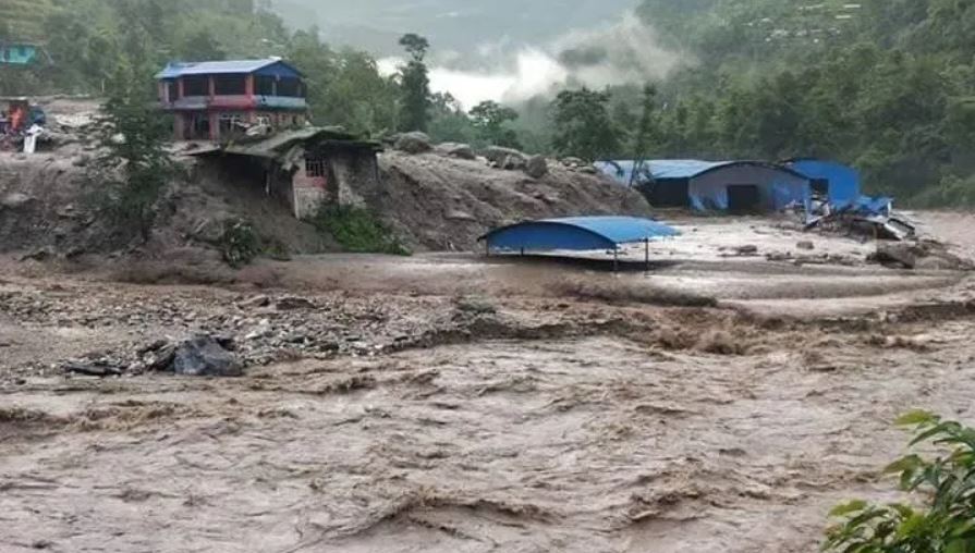 सिन्धुपाल्चोकमा बाढीको वितण्डा, दर्जनौं घर बगायो