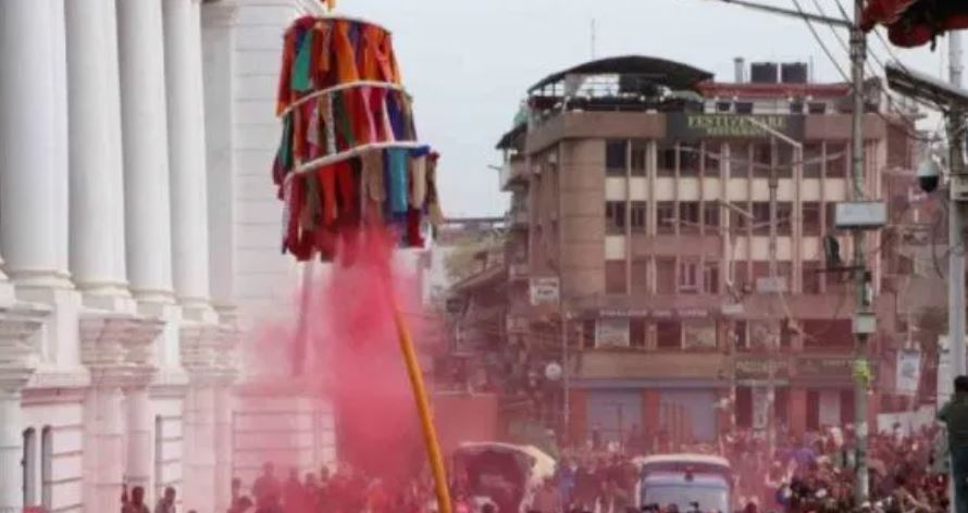 वसन्तपुरमा चीर ठड्याइएसँगै सुरु भयो होली पर्व