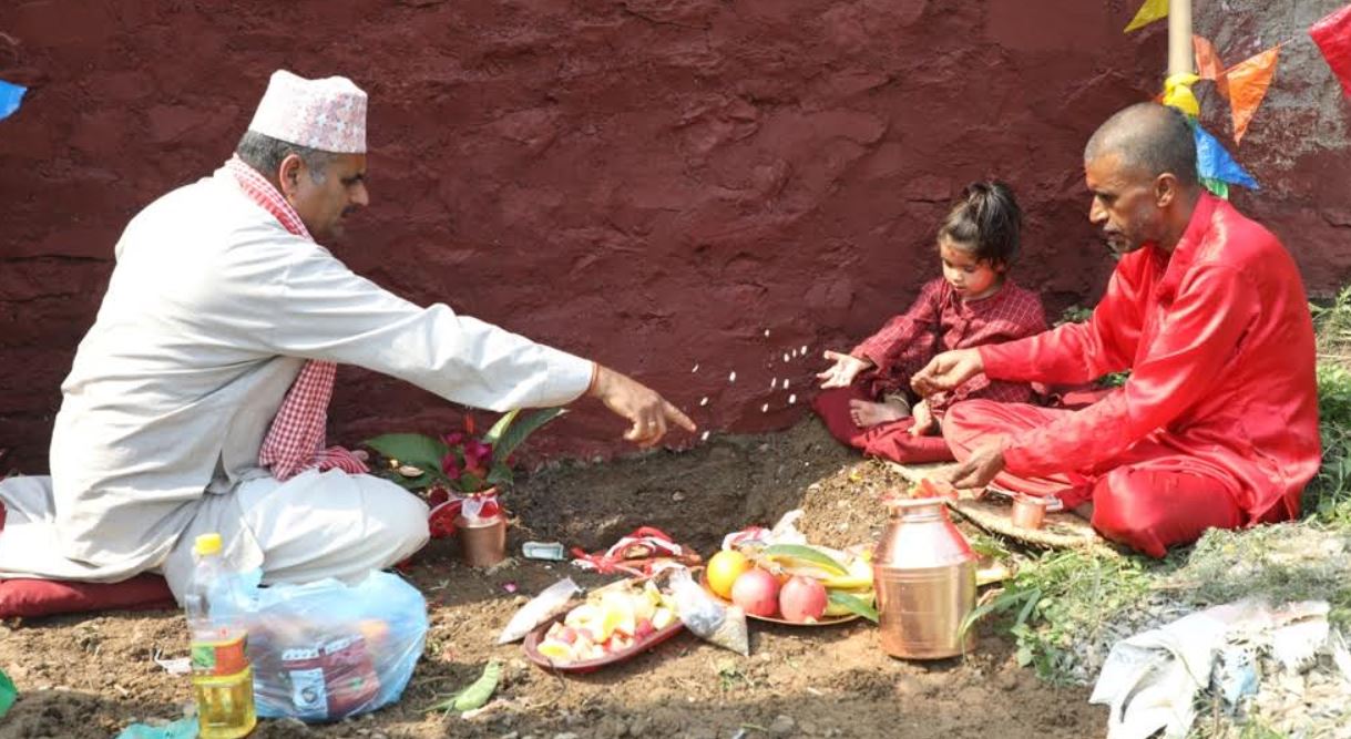 धावक कार्कीले २७ फिट अग्लो गदा निर्माण गर्दै