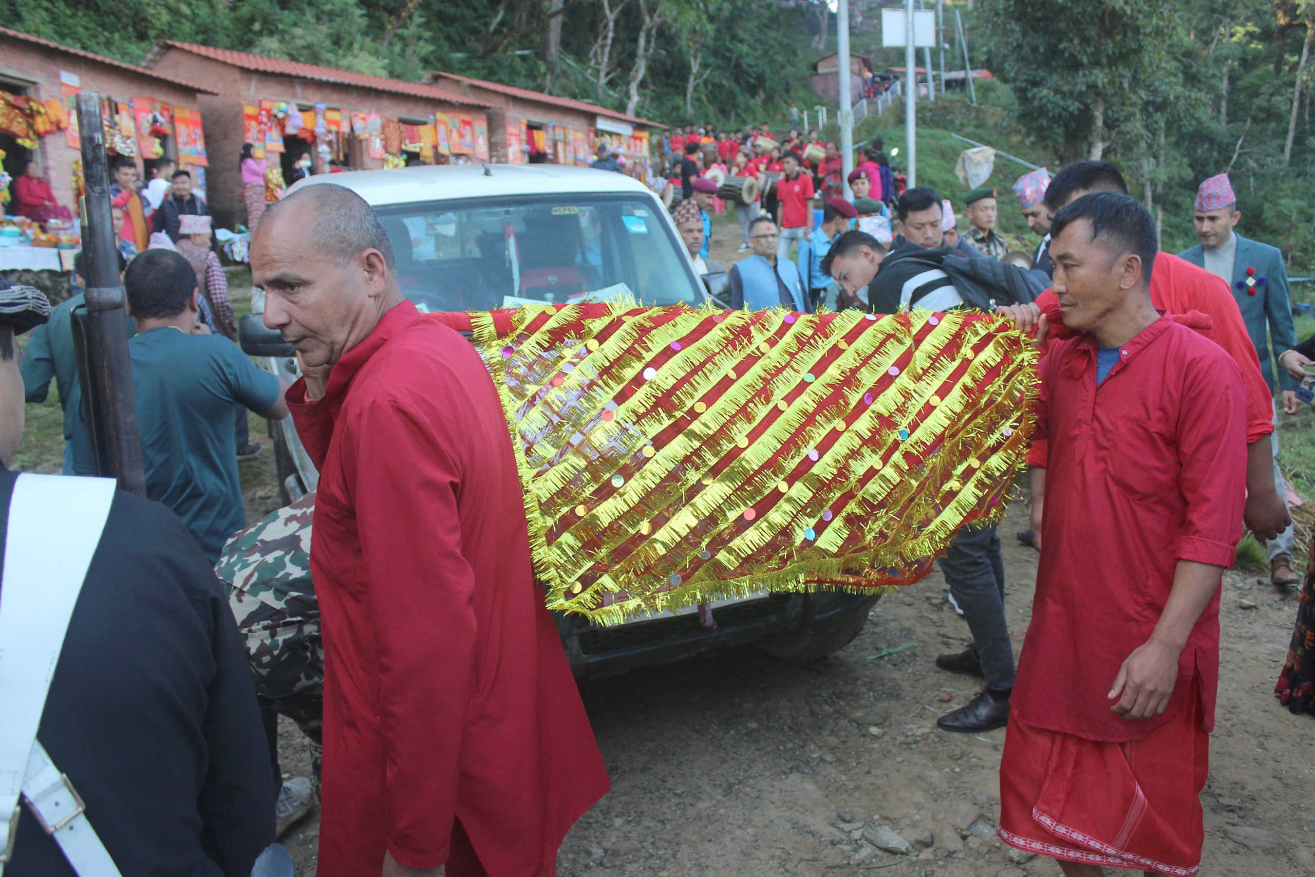 गोरखा दरबारबाट पठाएकाे फूलपाती हनुमान ढोका भित्र्याइदै