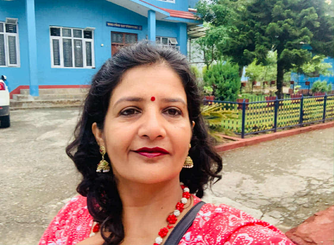 आवरणभित्रकाे आचरण, देवि अधिकारी